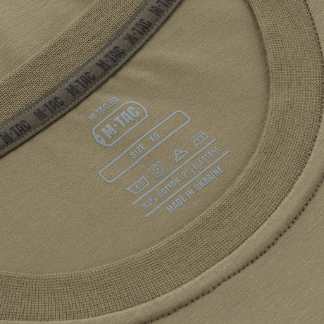 M-Tac T-Shirt Motanka, nærbillede af halslinje med mærkeinformation, fremhæver kulturarv og kvalitetsmaterialer, lavet i Ukraine.
