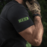 M-Tac T-Shirt Night Vision set fra siden med detalje af logo, designet med Odin og "Valhalla Calling" tekst, i blød bomuldsblanding.