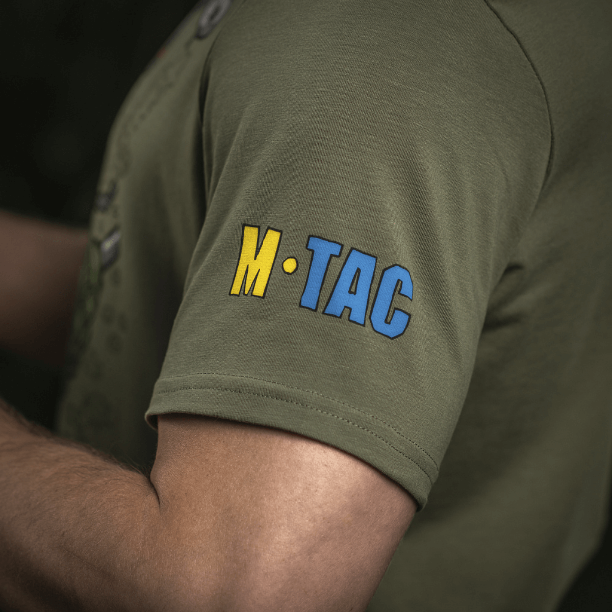 M-Tac T-Shirt Quadcopter med patriotisk motiv på ærmet, 93% bomuld og 7% elastan, designet til UAV-operatører, komfort og bevægelsesfrihed