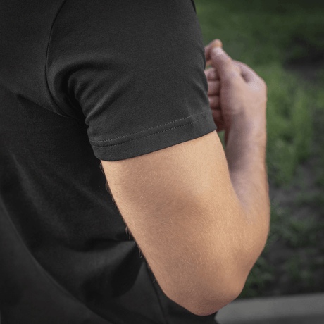 M-Tac T-shirt Black Sea Expedition i sort, til hverdag og aktiv livsstil, nærbillede af ærme og pasform, 93% bomuld, 7% elastan