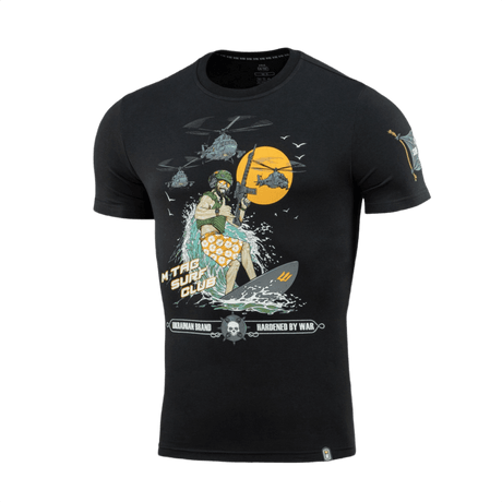 M-Tac T-Shirt Surf Club med design af soldat på surfbræt og helikoptere, inspireret af ukrainske specialoperationer og surfscener.