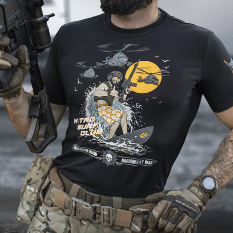 M-Tac T-Shirt Surf Club med specialstyrkesoldat på surfbræt, inspireret af klassiske krigsfilm og ukrainske specialoperationer.