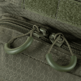 Detalje af M-Tac Urban Line City Hunter Hexagon Bag med lynlåse og sekskantet tekstur, ideel til daglig brug og organisering.