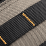 Nærbillede af strop på M-Tac Urban Line City Patrol Fastex Taske, fremstillet af slidstærkt polyester med PVC-coating.