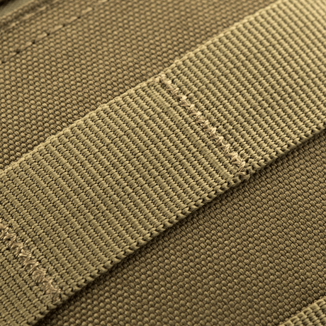 Detalje af M-Tac Urban Line City Patrol Fastex Taske i slidstærkt 600D polyester med PVC-coating, tæt syning og militærgrønt design.