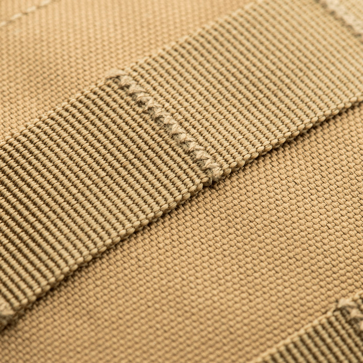 Detaljeret nærbillede af slidstærkt materiale på M-Tac Urban Line City Patrol Taske med 600D polyester og PVC-coating