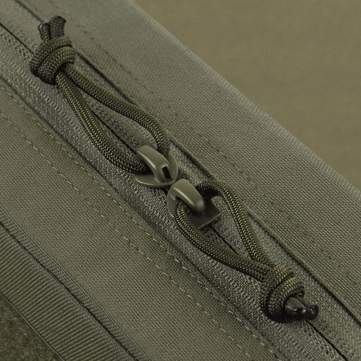 M-Tac Utility Taske Elite Medium med Cordura 500D materiale og MOLLE fastgørelse. Detaljebillede af slidstærk lynlås. Grøn farve.