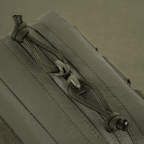 Detaljeret billede af lynlås og MOLLE-system på M-Tac Utility Taske Elite Small fremstillet i slidstærk Cordura 500D