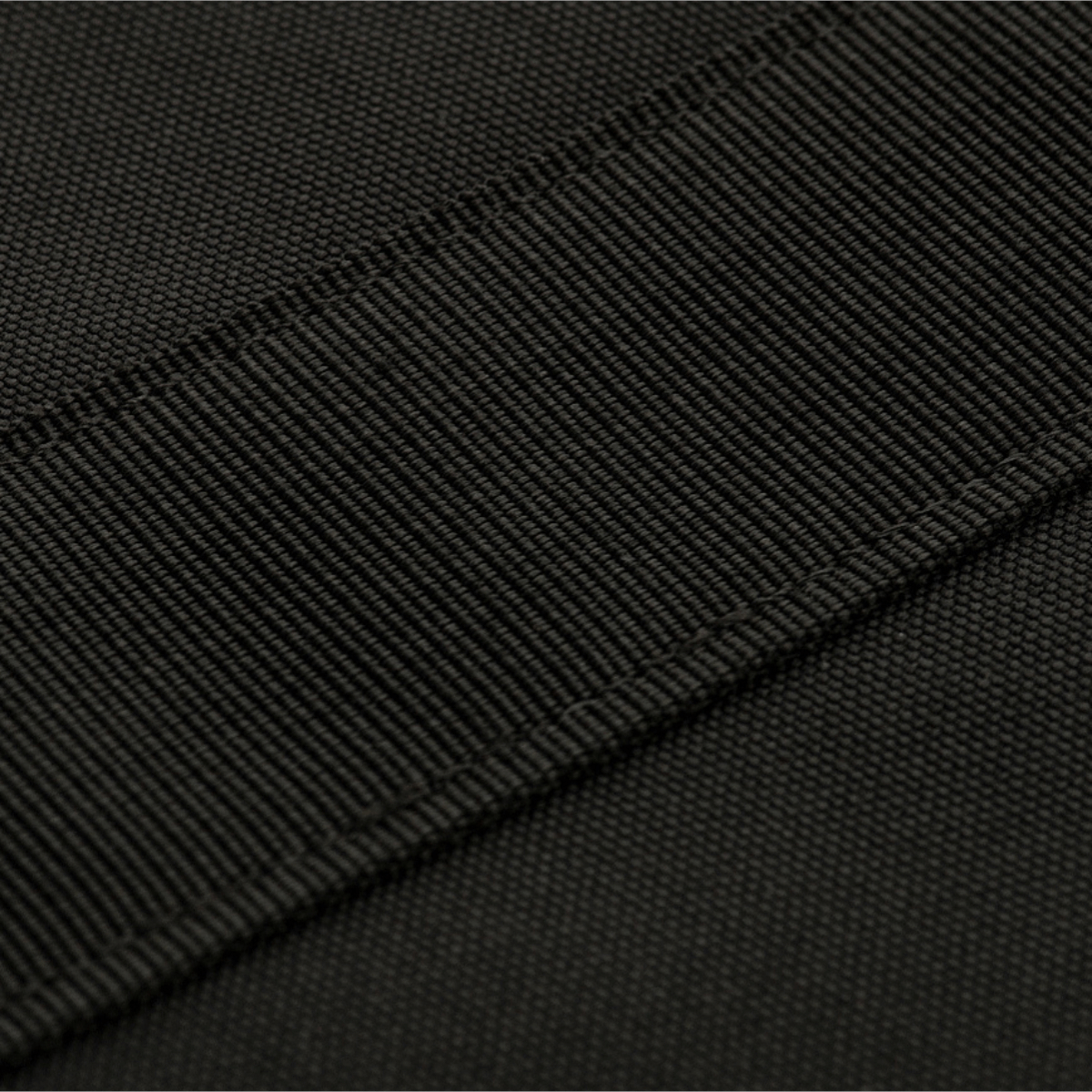 Nærbillede af M‑Tac Våbenetui 128 cm med sorte polstringer og velcrostropper i polyester, designet til sikker våbenopbevaring.