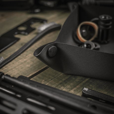 M‑Tac Vedligeholdelsesbakke 24x24 cm i polymerkonstruktion, praktisk til våbenrengøring, foldbar med elegant design og logo.