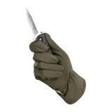 M-Tac Vinterhandsker Soft Shell holder en kniv, ideel til beskyttelse og komfort i dårligt vejr.