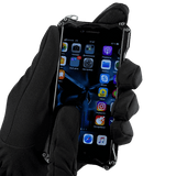 M-Tac Vinterhandsker Soft Shell holder en smartphone med ikoner, der viser handskens funktionalitet og vejrbeskyttelse.