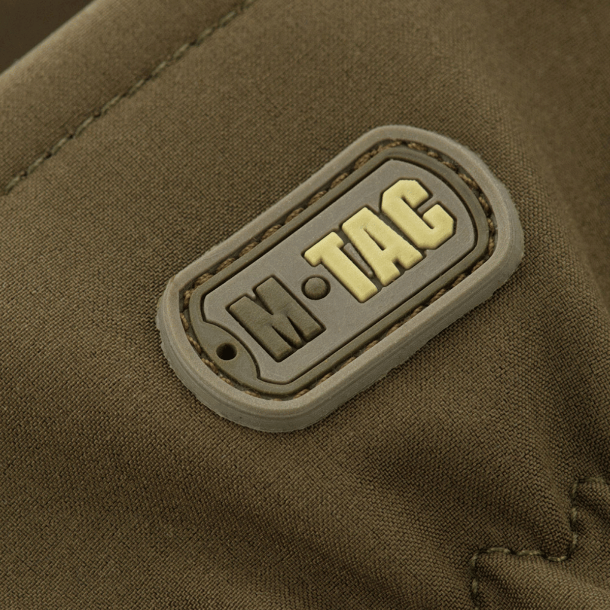 Nærbillede af M-Tac Vinterhandsker Soft Shell med logo. Funktionelt og let design til beskyttelse mod dårligt vejr.