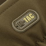 Nærbillede af M-Tac Vinterhandsker Soft Shell med logo. Funktionelt og let design til beskyttelse mod dårligt vejr.
