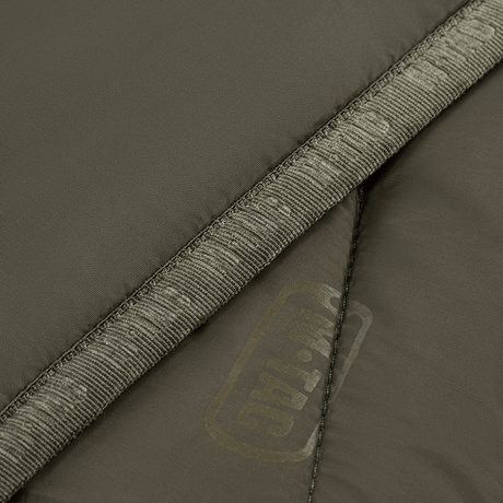 Nærbillede af M-Tac Vytyaz Primaloft Vest, der viser slidstærkt, vandafvisende nylonstof i mørk olivenfarve.