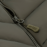 Nærbillede af M-Tac Vytyaz Primaloft Vest lynlås i slidstærkt, vandafvisende nylon materiale.