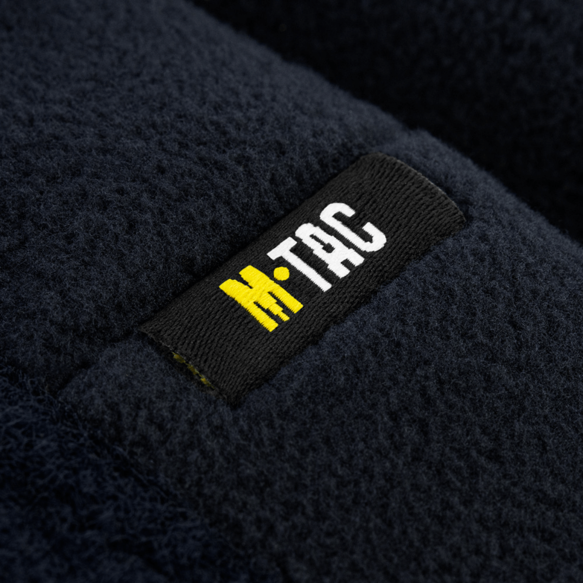 M-Tac Watch Cap Elite Fleece Beanie Hat Velcro i mørkeblå fleece med mærke i nærbillede. Ideel til koldt vejr og taktisk brug.