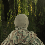 Soldat iført M-Tac Watch Cap Elite Fleece Beanie Hat Slimtex i skoven