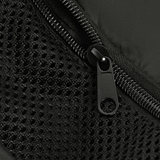 Nærbillede af lynlåsdetalje på M-Tac Assistant Taske med kraftige syninger på sort materiale.