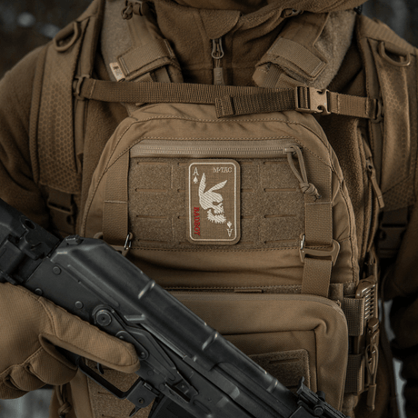 M-Tac Patch Bad Boy (Broderi) på en rygsæk med kaninske kranium broderet på et kort, symboliserer frihed og mod.