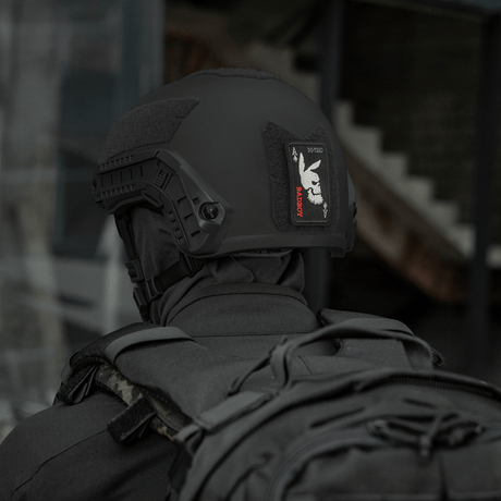 M-Tac Patch Bad Boy (Broderi) fastgjort til sort hjelm, viser kaninske kranium på spar es.