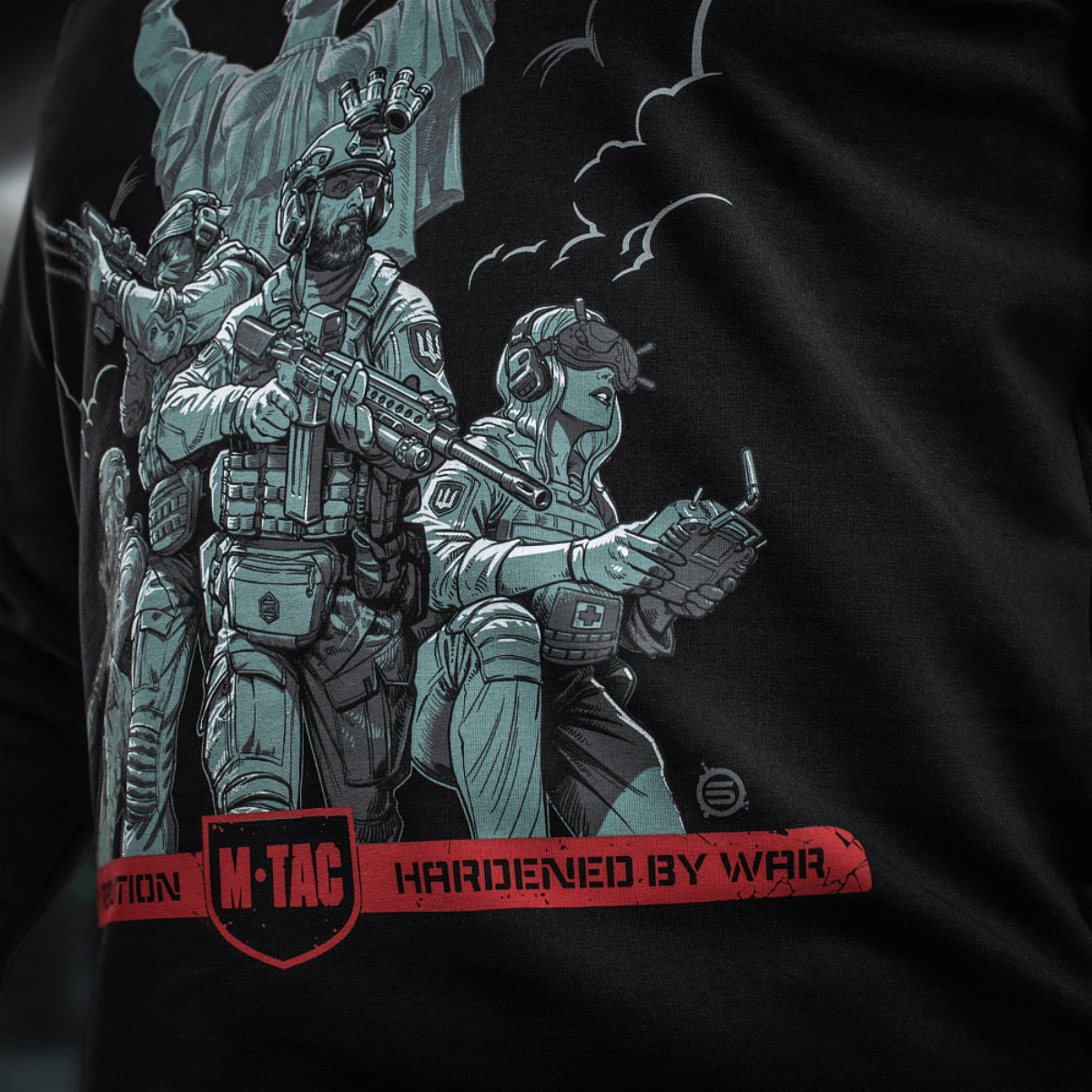 M-Tac Hoodie Freedom med militærinspireret print, justerbar hætte og MagnaColours® blæk, ideel til friluftsliv og daglig brug.