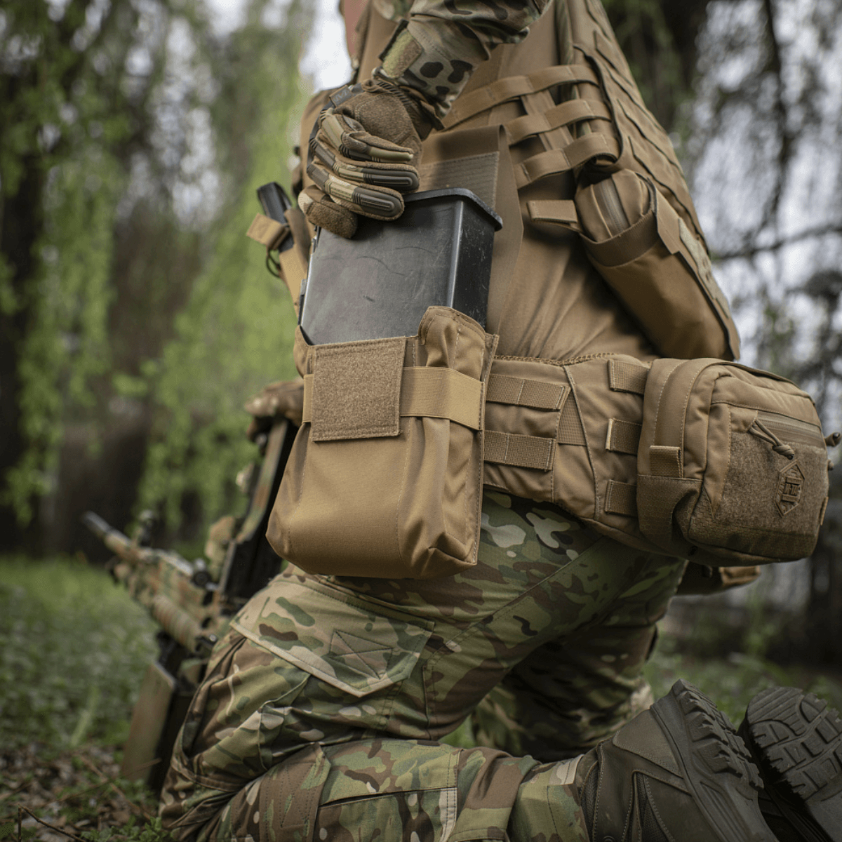 Soldat med M-Tac Pouch til M249 Cartridge Box Closed i immødet med naturomgivelser