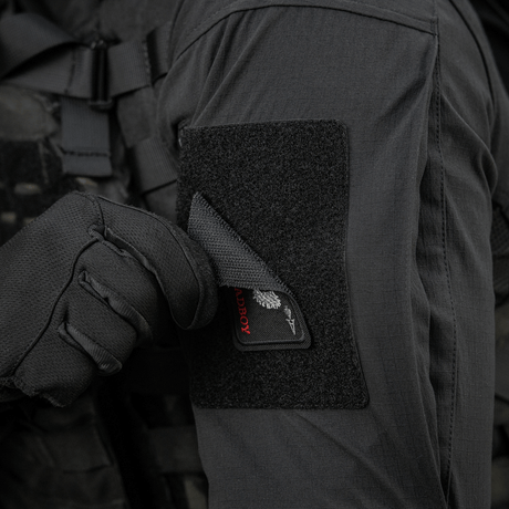 M-Tac Patch Bad Boy (Broderi) på militærjakke, broderet kanin kranium og spar es motiv, fastgjort med Velcro, symboliserer frihed og mod.