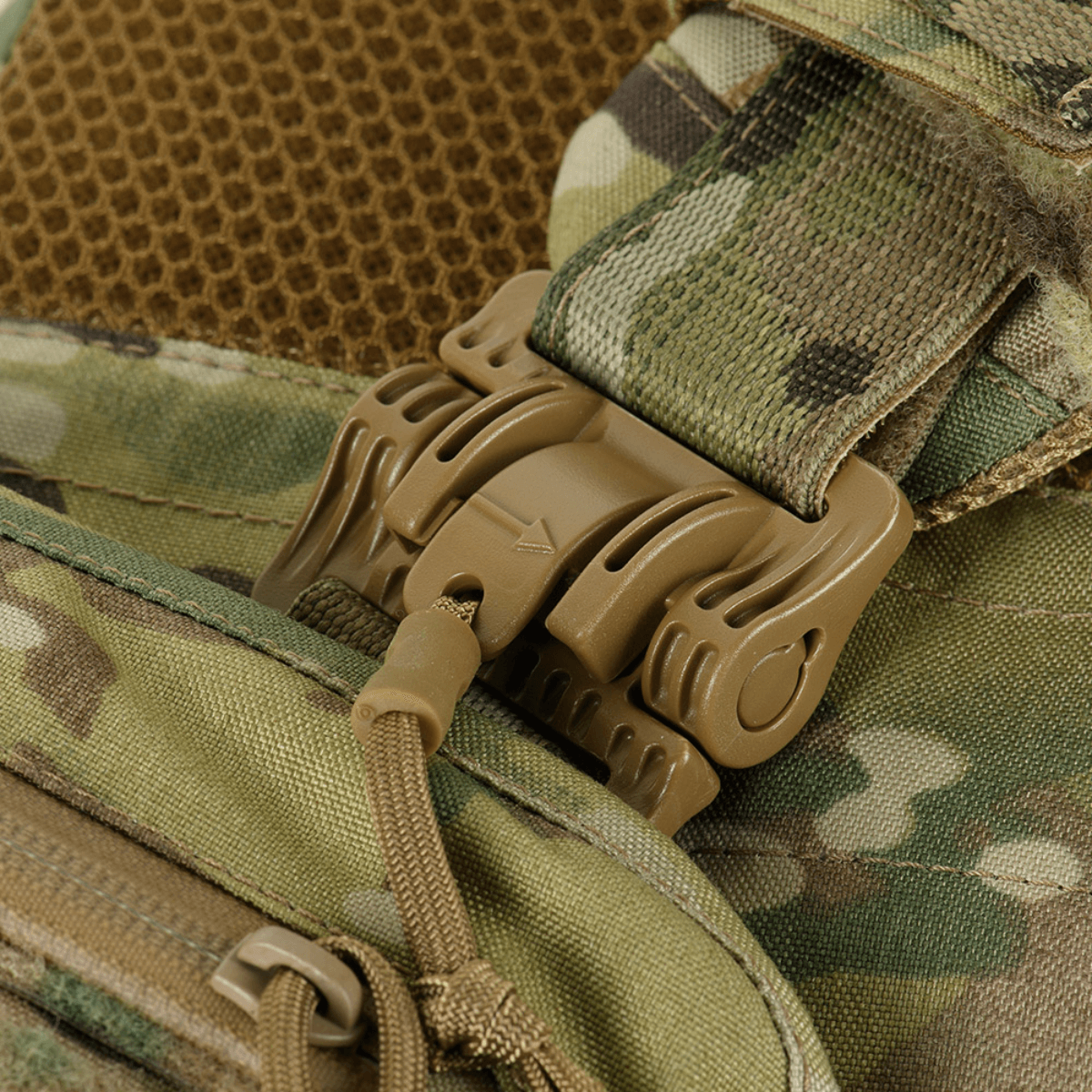 M-Tac Plate Carrier Cuirass FAST XL QRS med robust 2M ROC hurtig-lås på camouflagevest til ESAPI XL plader.