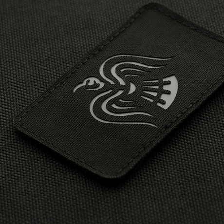 M-Tac Patch Ravneflag Laser Cut med sort ravn, symboliserer krigslyst, på sort baggrund; lavet af Cordura 500D, fastgjort med velcro.