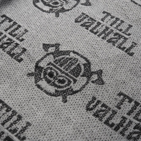 Nærbillede af M-Tac Shemagh Tørklæde Til Valhall med norsk "Til Valhall" mønster, 100% bomuld, taktisk og militær brug.