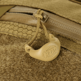 Detalje af M-Tac Sling Pistol Taske Elite Hex med Velcro, viser lynlås og håndtag med logo, lavet af slidstærk Cordura-materiale.