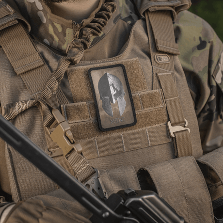 M-Tac Spartan Hjelm Patch på taktisk udstyr med vintage-look, lavet af Cordura 500D, symboliserer mod, styrke og militær kraft.