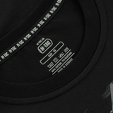 Nærbillede af M-Tac T-Shirt Surf Club mærke og størrelsesetiket, lavet i Ukraine med 93% bomuld og 7% elastan.