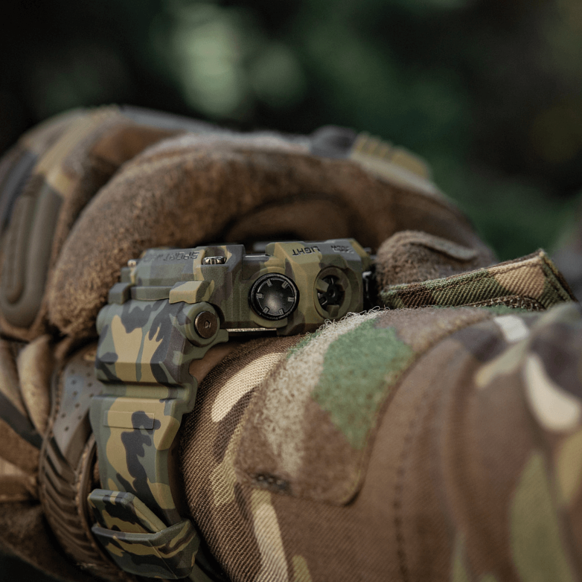 M-Tac Tactical Ur 2037 - robust ur med camouflagedesign, ideelt til taktisk brug og daglige aktiviteter. Funktioner inkluderer kompas.