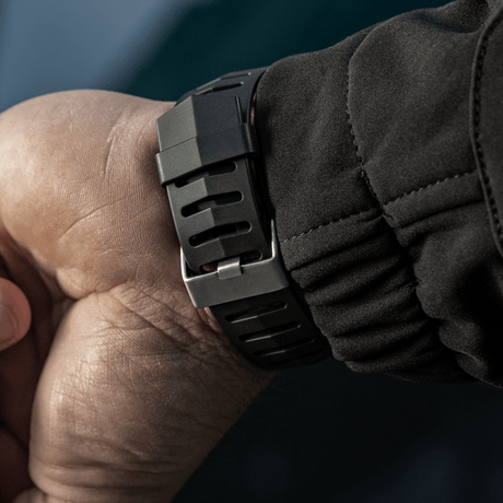 M-Tac Tactical Ur 2147 med robust rem, ideel til taktisk brug og daglige aktiviteter, der viser holdbarhed og stil.