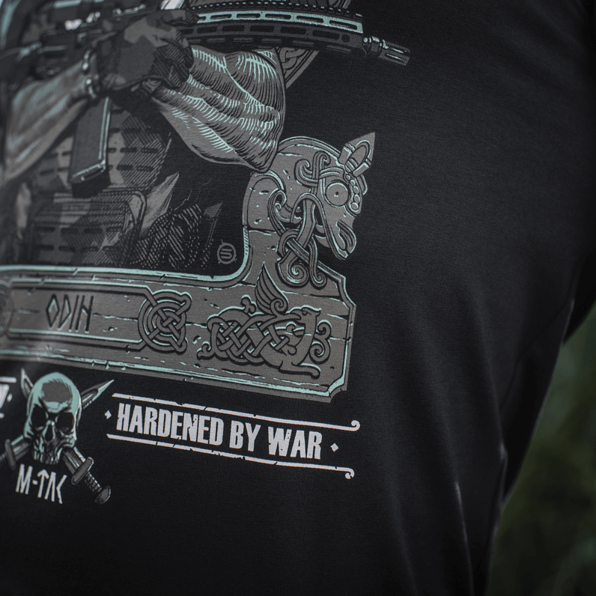 M-Tac T-Shirt Odin Mystery med print af Odin, ravne og teksten 'Valhalla Calling', blød bomuldsblanding for komfort.