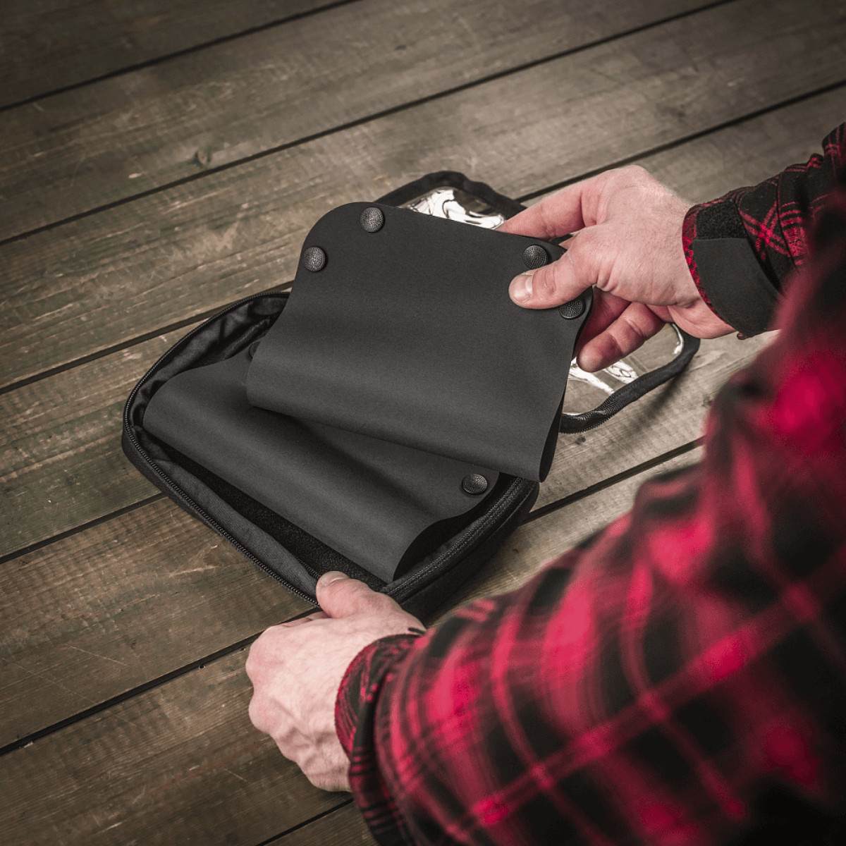 M-Tac Vedligeholdelsesbakke 24x24 cm anvendt til våbenrengøring, med foldbar funktion og holdbart design i polymer composite.