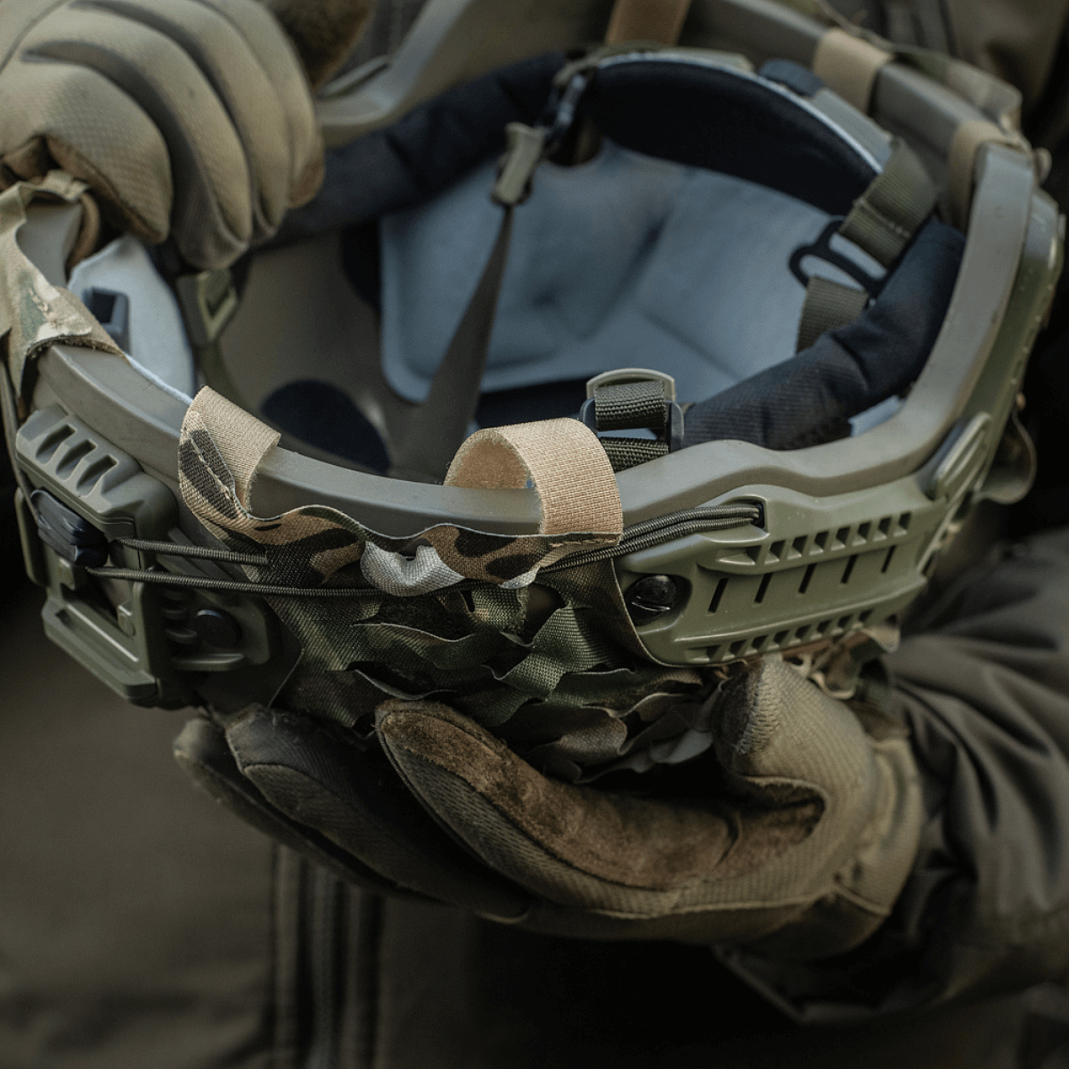 M-Tac Vilha Hjelmcover FAST, robust Camouflage hjelmcover i Cordura 500D, med velcro og elastisk justering for optimal pasform.