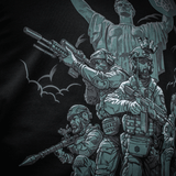 Illustration på M-Tac Hoodie Freedom med militært tema og MagnaColours® print, der viser bevæbnede soldater foran et monument.