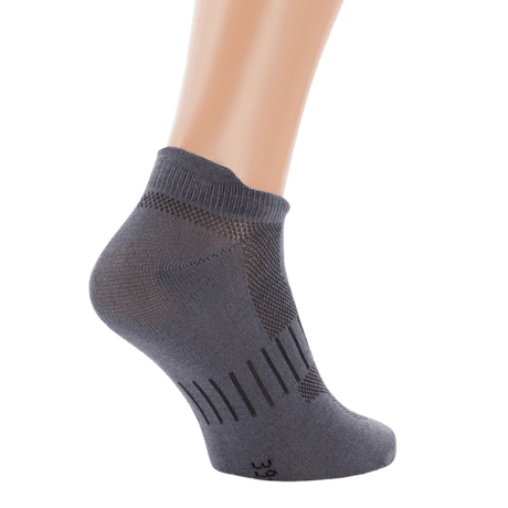 M-Tac Let Sportsokker i kort grå design til løb og udendørsaktiviteter. Ergonomisk og åndbart materiale til komfort.