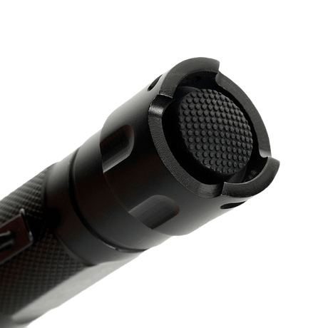 Detaljebillede af M-Tac Lommelygte M22-C med fokuseret LED-lys og stærkt aluminiumdesign, perfekt til taktisk brug og udendørs aktiviteter.