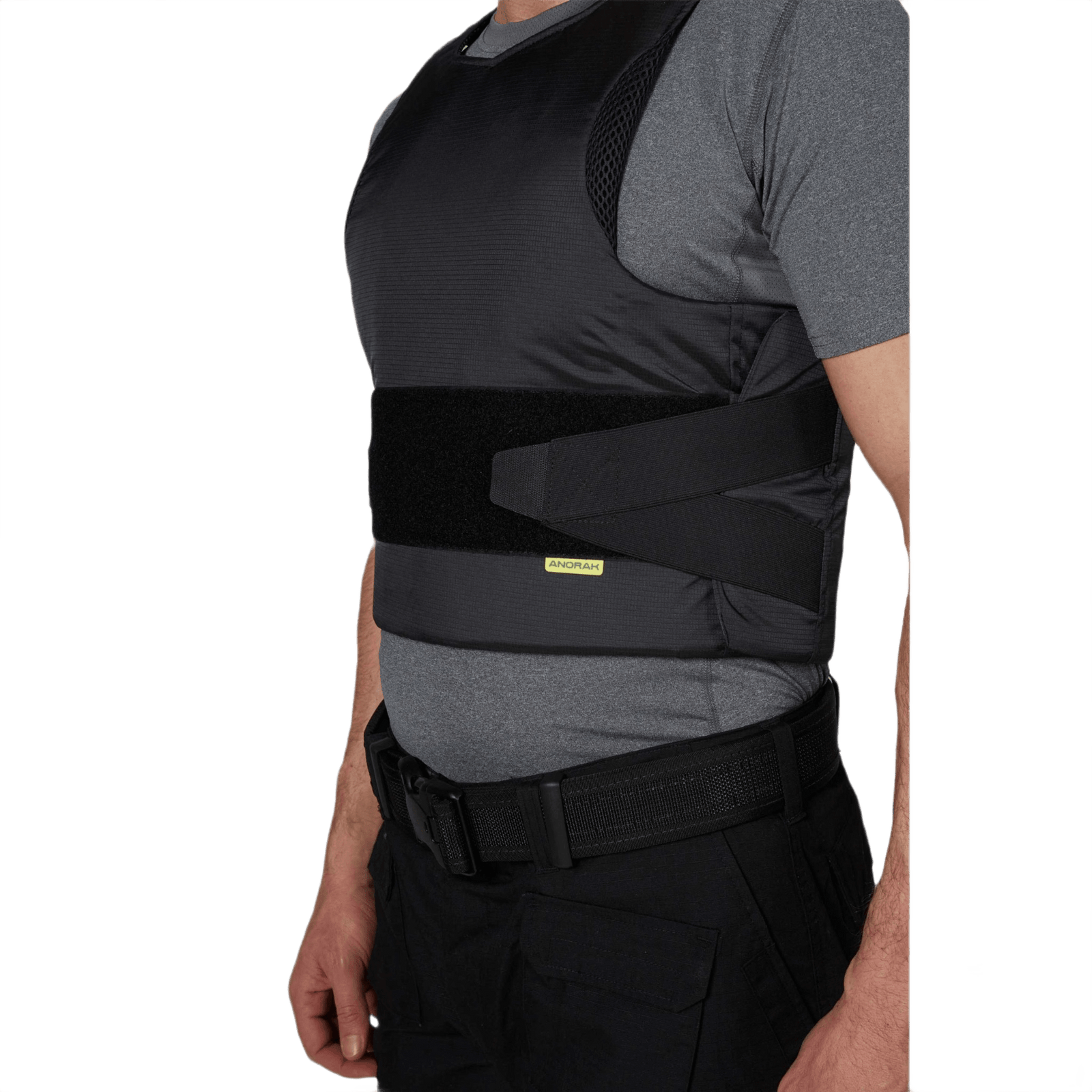 Mand iført Anorak Niobium® Concealable III Stik & Skudsikker Vest under gråt tøj, der viser vestens diskrete design.