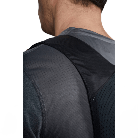 Mand iført Anorak Niobium® Concealable I Stik & Skudsikker Vest under gråt tøj, der viser hybrid panserteknologi.