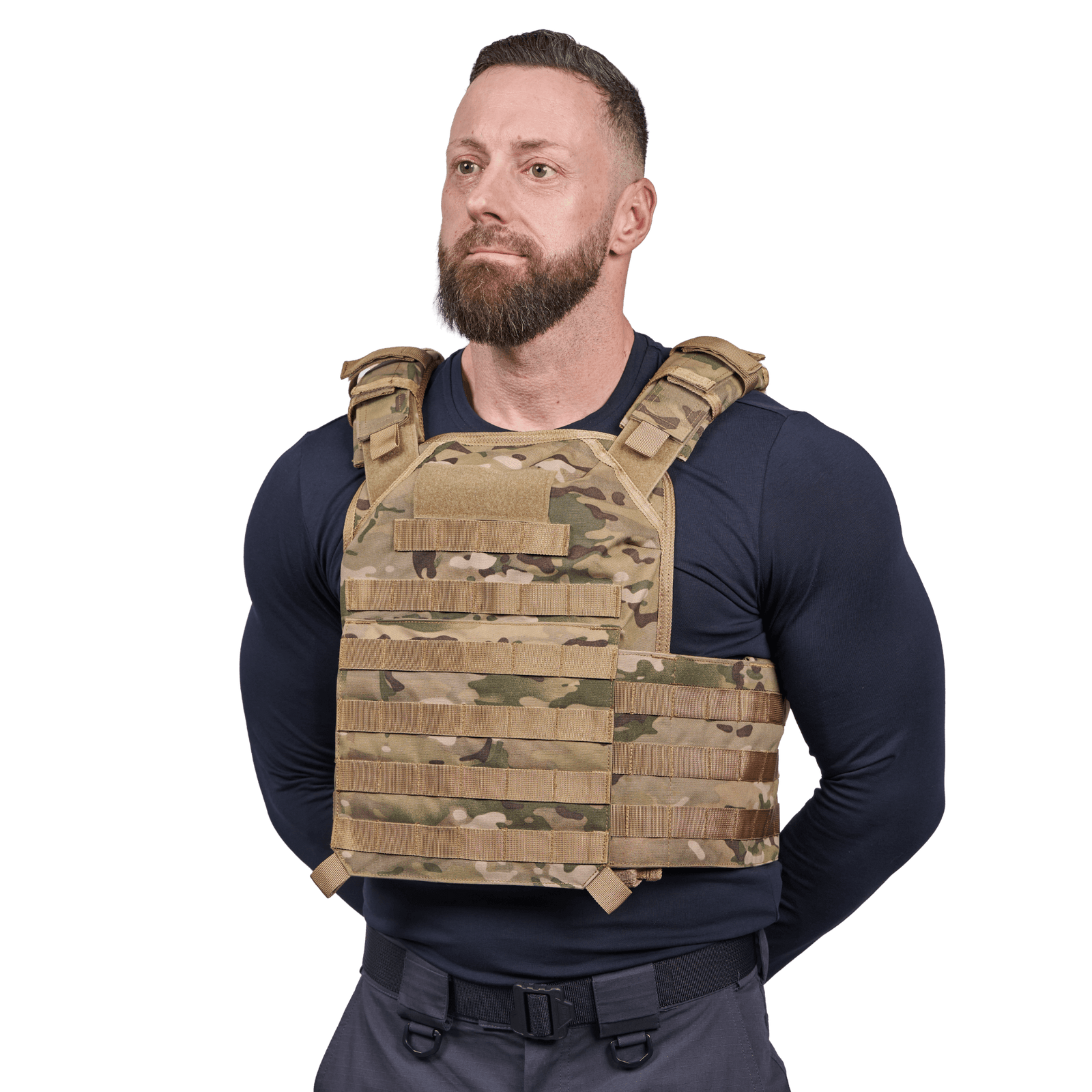 Mand iført Elite Armor Plate Carrier i camo, set forfra i vinkel