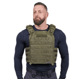 Mand iført Elite Armor Plate Carrier i grøn set forfra med fokus på pasform