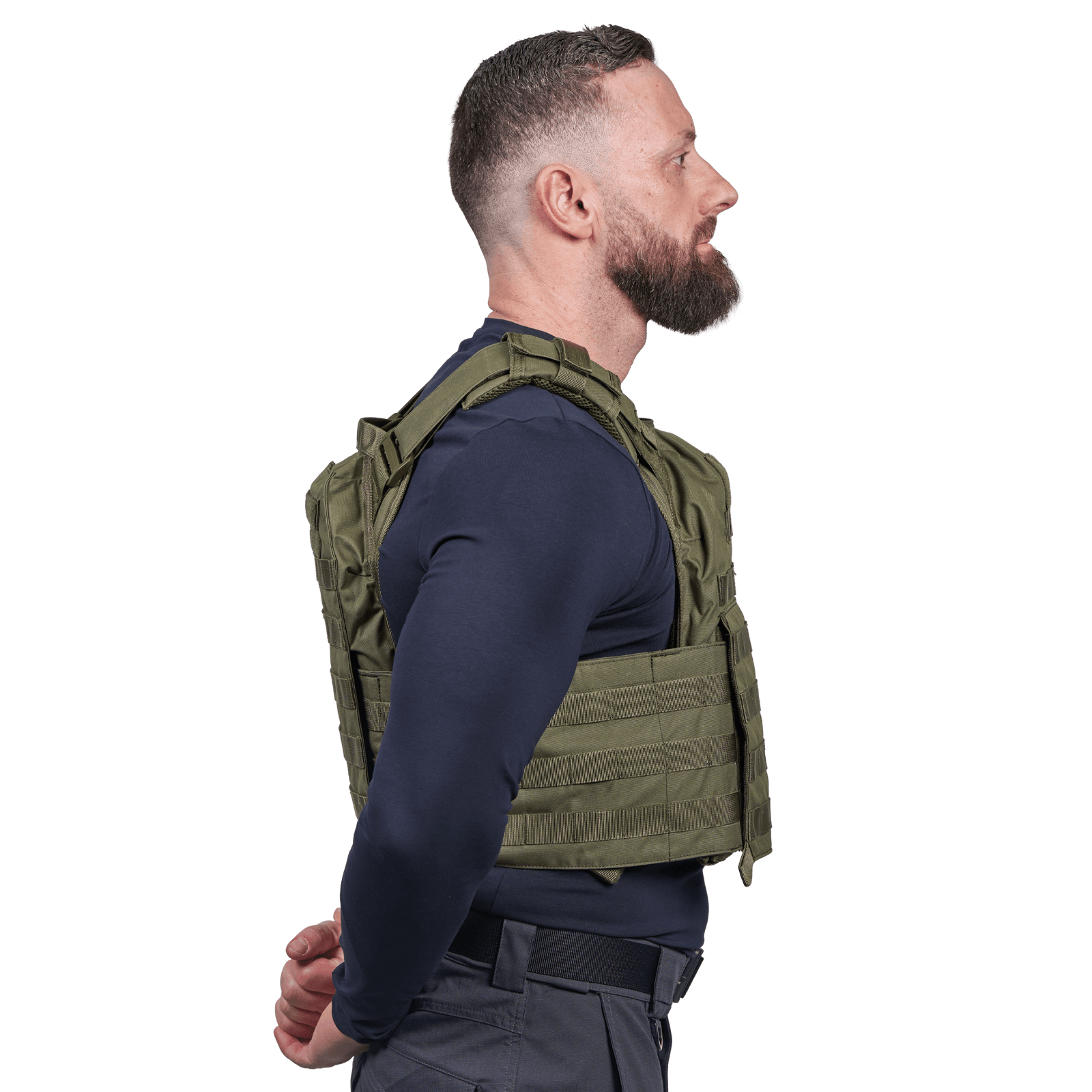 Mand iført Elite Armor Plate Carrier i farven grøn, set i profil fra siden