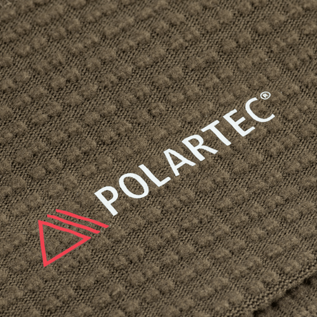 Nærbillede af Polartec® fleece materiale brugt i M-Tac Hjelm Watch Cap Polartec, fremhæver varmen og komforten i køligt vejr.