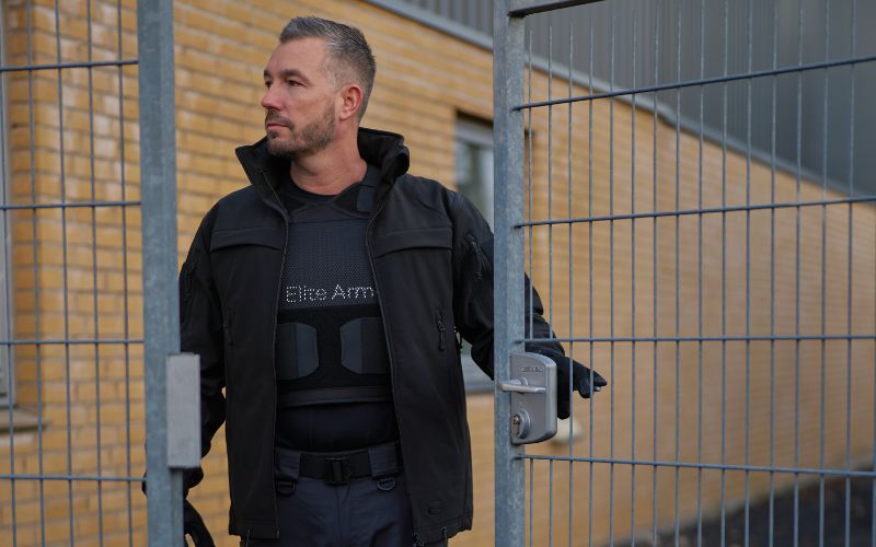 Detaljebillede af Elite Armor RX2 veste med model ved låge