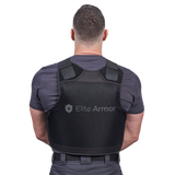 Mand iført RX2 stik og skudsikker vest set fra ryggen